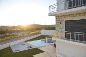 Bazén v ubytování Villa Mola Çeşme nebo v jeho okolí
