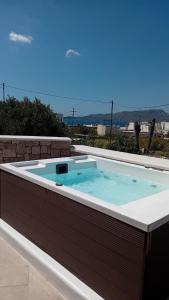 Bazén v ubytování Anais Milos Suites nebo v jeho okolí