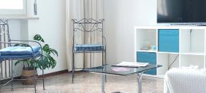a living room with a table and a tv at Dalla Torre al mare in Cervia