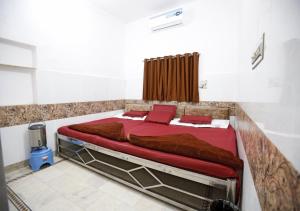 a bedroom with a large bed in a room at Hotel Gulshan E Razia Manzil in Ajmer