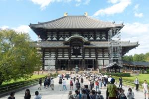 duży budynek z tłumem ludzi chodzących wokół niego w obiekcie Walk to Nara Park-Nara's Timeless Stay w mieście Nara
