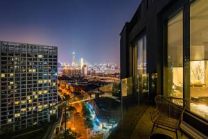 uma vista de uma cidade à noite a partir de um edifício em Atour S Hotel Shanghai Lujiazui Expo Center em Xangai