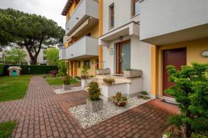 uma casa com uma passarela de tijolos num quintal em Appartamento Terme Relax em Montegrotto Terme