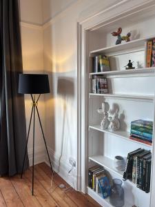 Knihovna v apartmánu