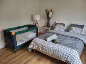 a bedroom with two twin beds and a couch at Le Spacieux- Proche de Paris et Orly - Beau F2 de 52m2 en centre ville in Chilly-Mazarin