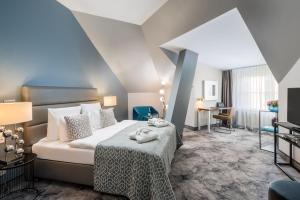 ein Hotelzimmer mit einem Bett und einem Tisch in der Unterkunft Hotel du Nord in Hamburg