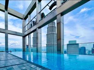 una vista de un edificio con piscina en Tropicana The Residences - KLCC VIEW Luxury Apartment Collections, en Kuala Lumpur