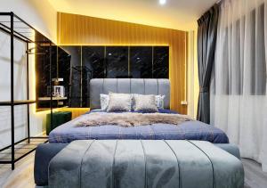 1 dormitorio con 1 cama grande y cabecero grande en LS 2 Lasalle House,bts,Suvarnabhumi ,mega bangna, en Ban Khlong Samrong