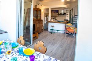 Kuchyň nebo kuchyňský kout v ubytování Beach Apartment Santa Severa near Rome + 14 fotografií