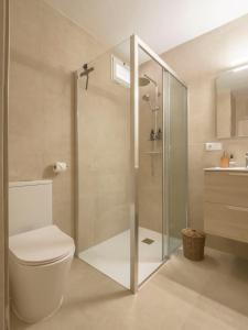 ein Bad mit einer Dusche, einem WC und einem Waschbecken in der Unterkunft Casa Verano - Moraira in Moraira