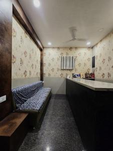 ein leeres Zimmer mit 2 Betten und einer Theke in der Unterkunft Hotel ARRAJ, Raipur in Raipur