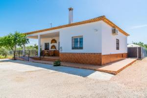 ein kleines weißes Haus mit einer Veranda in der Unterkunft Casita Los Garranchos in Córdoba