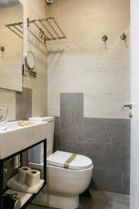 a bathroom with a toilet and a sink at Fontanella Green House in Barcelona