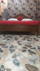 1 dormitorio con 1 cama con rocas en el suelo en Barrow Villa en Nuwara Eliya