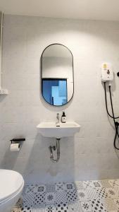 La salle de bains est pourvue d'un lavabo et d'un miroir. dans l'établissement LS 2 Lasalle House,bts,Suvarnabhumi ,mega bangna, à Ban Khlong Samrong