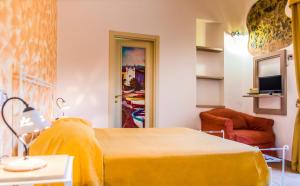 um quarto de hotel com uma cama e uma cadeira em Hotel Villa delle Palme em Sapri