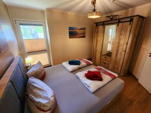 オストゼーバート・カールスハーゲンにあるMeeresbriseのベッド1台(枕2つ付)が備わる客室です。