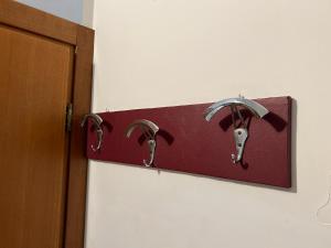 twee kranen op een muur naast een deur bij Hotel Morri - il BIBLIHOTEL in Riccione