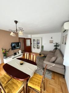 een woonkamer met een bank en een tafel bij Apartment Nelly- self check-in in Zadar