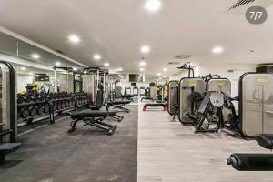een fitnessruimte met loopbanden en machines in een kamer bij Modern Secure Convenient 2 BDR 2BA Apartment in Elephant & Castle in Londen