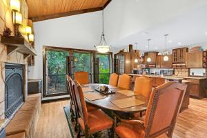 una sala da pranzo con tavolo, sedie e camino di Clutter Falls Retreat- Main House a New Braunfels