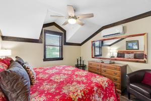 een slaapkamer met een bed, een dressoir en een spiegel bij Clutter Falls Retreat- Main House in New Braunfels