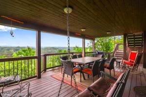 - une terrasse couverte avec un hamac, une table et des chaises dans l'établissement Clutter Falls Retreat- Main House, à New Braunfels