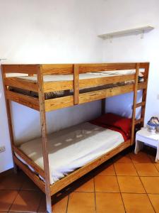Etagenbett in einem Zimmer mit Etagenbett in der Unterkunft Talenti house in Rom