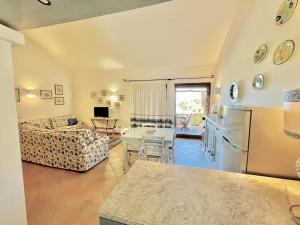 Μια τηλεόραση ή/και κέντρο ψυχαγωγίας στο Sweet Homes Sea View With Pool