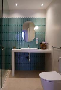 uma casa de banho com um lavatório e um espelho em Los Escondidos Ibiza em Playa d'en Bossa