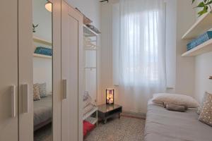 uma sala de estar com um sofá e uma janela em B&B Cristina e Stefano em Pisa