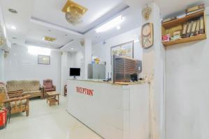 una sala de espera en un hospital con mostrador de recepción en OYO 79037 Metro Lodge en Hyderabad
