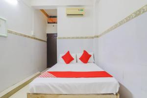 Łóżko lub łóżka w pokoju w obiekcie OYO 79037 Metro Lodge