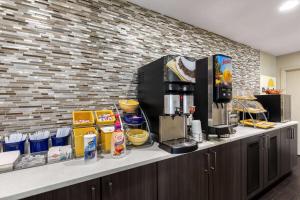 查塔努加的住宿－蒂夫頓尼亞山景戴斯酒店，厨房配有带咖啡壶的吧台