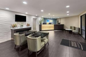 una hall con tavolo, sedie e bar di Days Inn by Wyndham Chattanooga Lookout Mountain West a Chattanooga