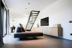 - un salon avec un canapé et un escalier dans l'établissement Villa Greghe-Lusso con piscina, à Lazise