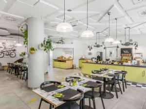 Ibis Styles Budapest City tesisinde bir restoran veya yemek mekanı