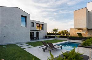 un cortile con piscina e una casa di Villa Greghe-Lusso con piscina a Lazise