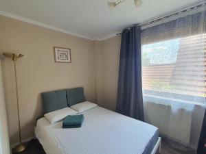 Кровать или кровати в номере DEKO-apartments