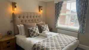 Cama ou camas em um quarto em The Red Lion Hotel