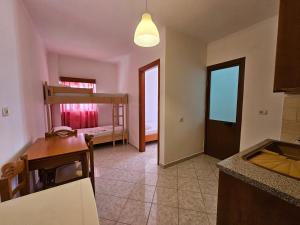 Kuchyň nebo kuchyňský kout v ubytování City Center Gjordeni Apartments