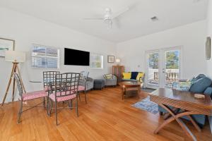 a living room with a table and chairs at Bella Villa Guest Suite in Perdido Key