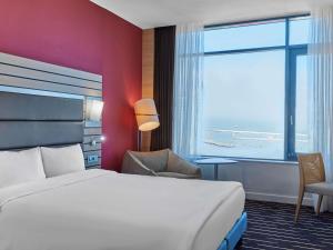 um quarto de hotel com uma cama grande e uma janela em Mercure Sochi Centre Hotel em Sochi