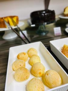 un plato blanco con galletas en una mesa en Borges Hotel en Imperatriz