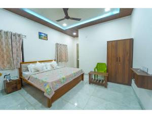 een slaapkamer met een bed, een tafel en een stoel bij Sunshine villa panchgani 5 bedrooms villa in Panchgani