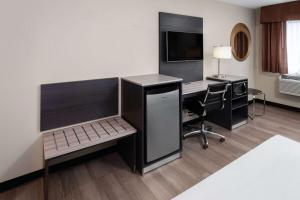 A television and/or entertainment centre at Baymont by Wyndham Copley Akron