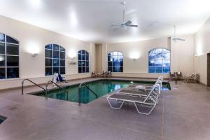 Swimming pool sa o malapit sa La Quinta by Wyndham Milwaukee SW New Berlin