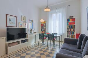 uma sala de estar com um sofá e uma mesa com cadeiras em B&B Cristina e Stefano em Pisa