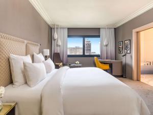 Mövenpick Hotel Abidjan客房内的一张或多张床位