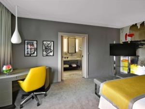 Mövenpick Hotel Abidjan的休息区